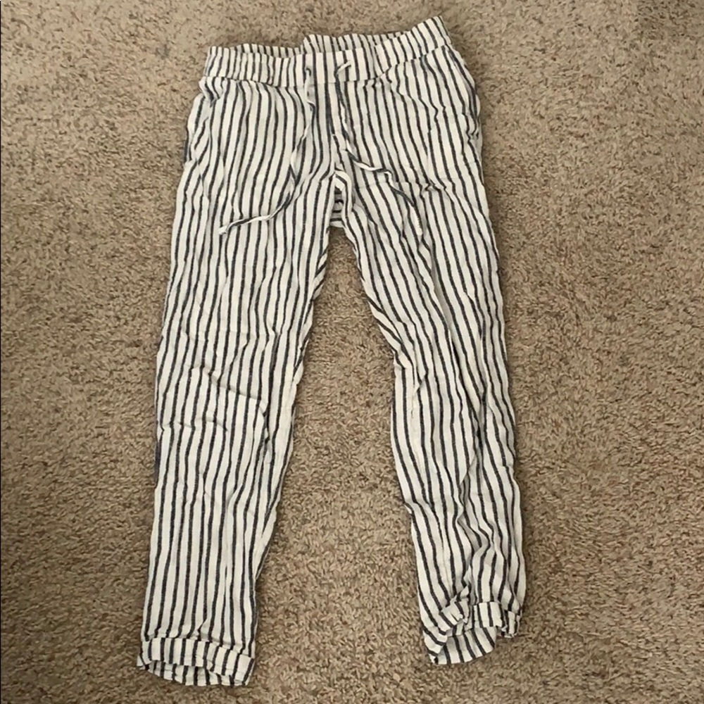 gray and créame striped pants